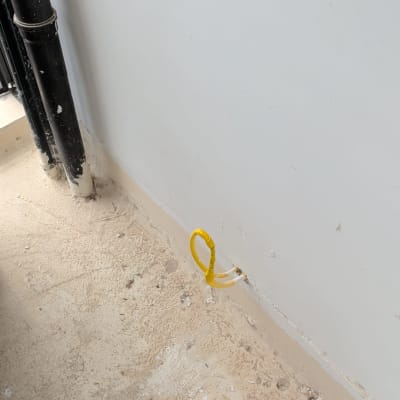 צינור גז צהוב מותקן בקיר במהלך עבודות תשתית גז