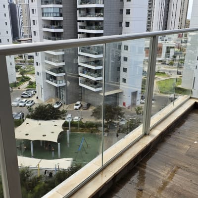 מרפסת עם רצפת עץ רטובה ונוף של בניינים גבוהים