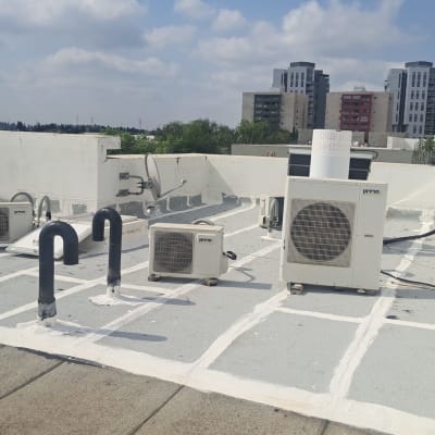 גג אטום עם יחידות מיזוג אוויר וצינורות אטומים