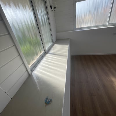 חלון נקי עם אור שמש על הרצפה