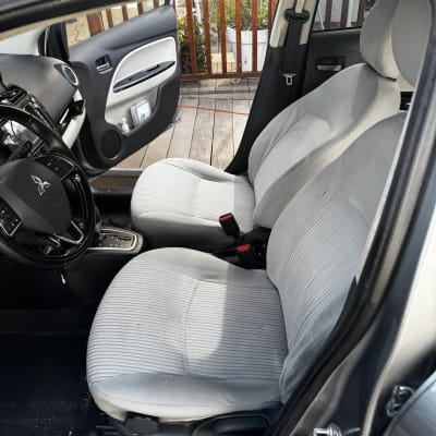 מושבי רכב נקיים ללא אנשים או פריטים נוספים