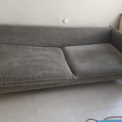 ספה אפורה על רצפת אריחים