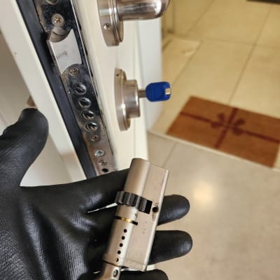 מנעול דלת עם ידית וכפפה שחורה