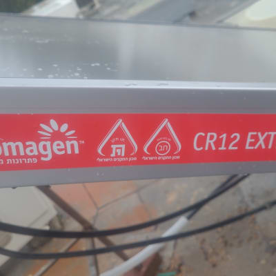 מדבקה על דוד שמש עם כיתוב כרומגן CR12 EXTRA