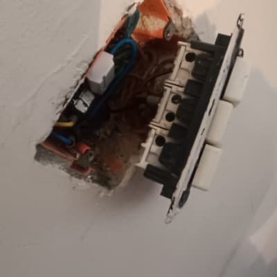 תמונה של לוח חשמל פתוח עם חוטים וצינורות