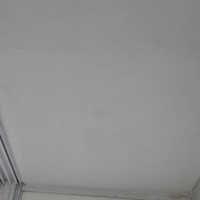 תקרה צבועה בלבן עם פינה וחלון