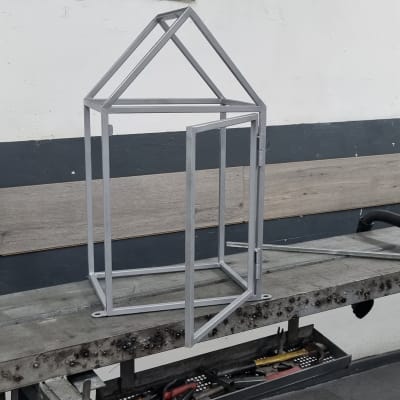 מסגרת מתכת בצורת בית על שולחן עבודה