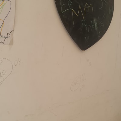 כתובות על קיר עם לוח גיר ועבודת אמנות