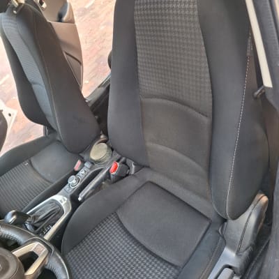 מושבי רכב נקיים עם ריפוד שחור