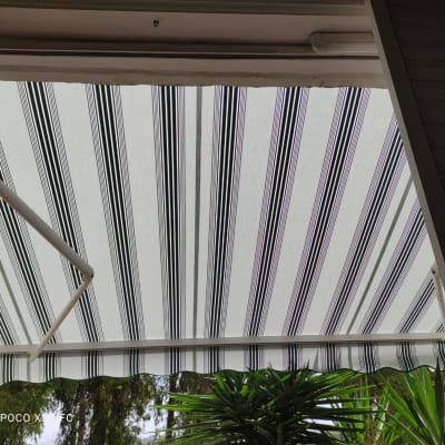 סוכך פסים שחור לבן עם זרועות מתכת