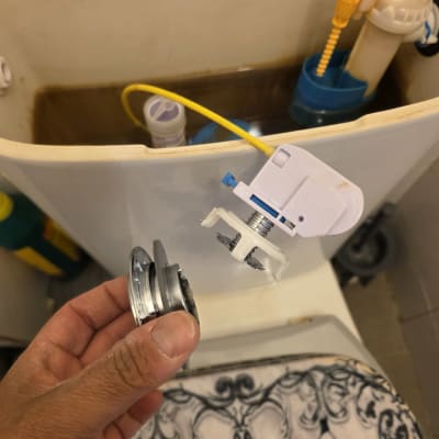 תיקון מיכל הדחה בשירותים עם חלקים חדשים