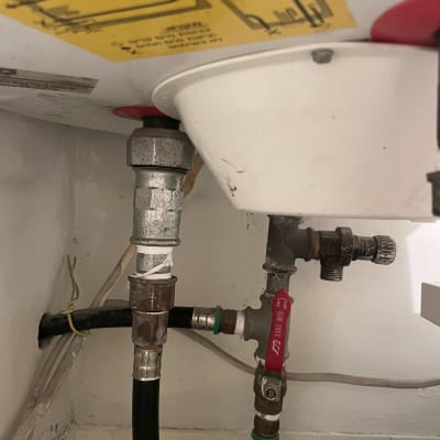 צינורות מים עם ברזים וחיבורים מתכתיים