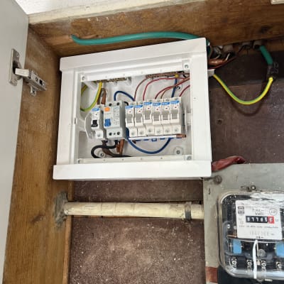 לוח חשמל עם חוטים ומפסקי חשמל