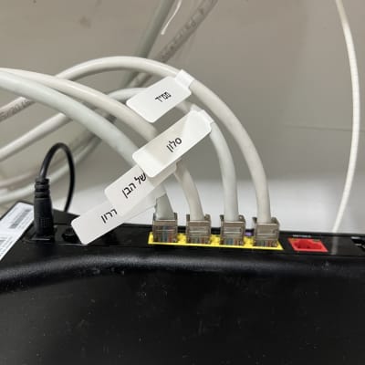 כבלים מחוברים לנתב עם תוויות בעברית