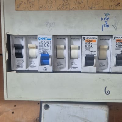 לוח חשמל עם מפסקים ומנגנון טיימר