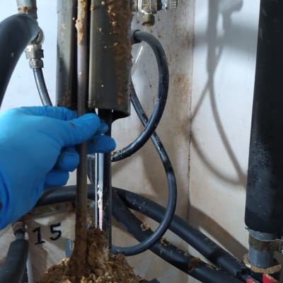 תחזוקת מערכת סולארית עם צינורות ומכשור