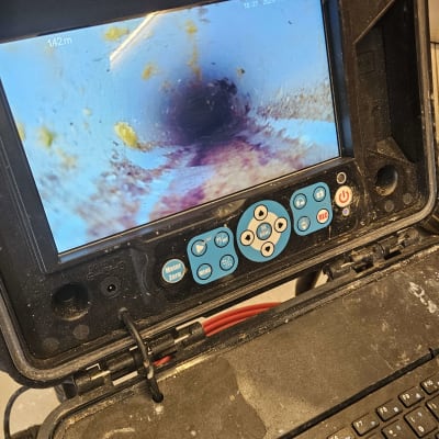 מסך מצלמה מראה תמונה פנימית של צינור