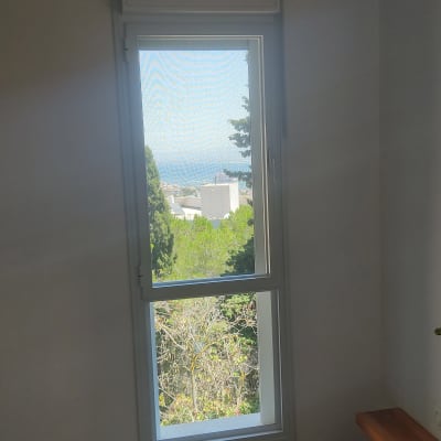 חלון אלומיניום עם נוף חיצוני