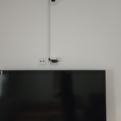 מצלמת אבטחה מותקנת על קיר מעל טלוויזיה