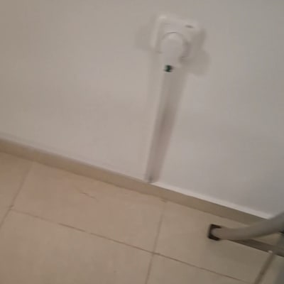 שקע חשמל על קיר עם כבל חשמל