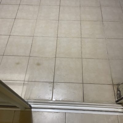 רצפה נקייה עם אריחים בהירים