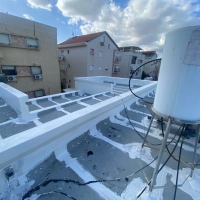 גג אטום עם חומר איטום לבן סביב דוד שמש