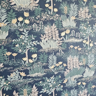 טפט עם דוגמת צמחים ופרחים בצבעים ירוק וצהוב