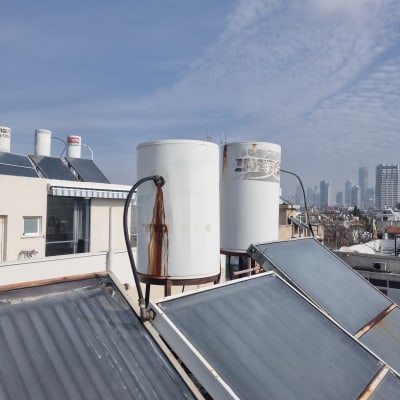 דודי שמש ולוחות סולאריים על גג בניין