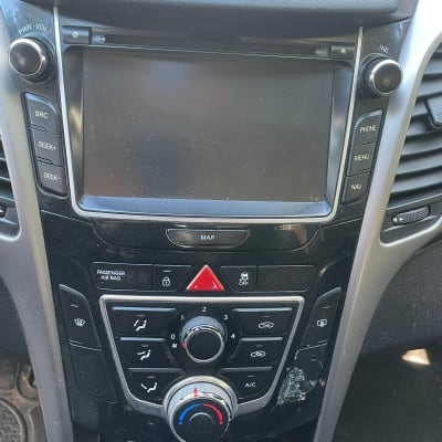 מערכת מולטימדיה ברכב עם כפתורים ותצוגה