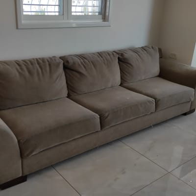 ספה מרופדת בצבע חום בהיר עם שלושה מושבים