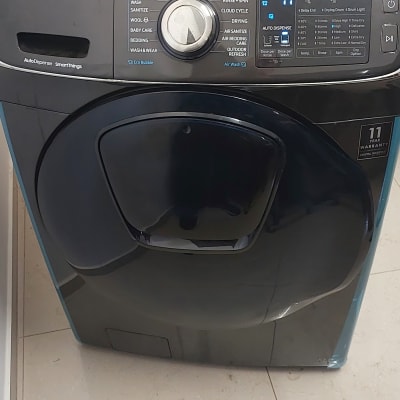 מכונת כביסה סמסונג פתוחה עם לוח בקרה