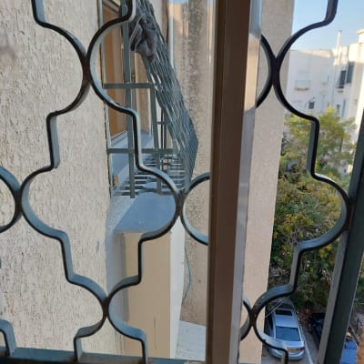 חלון עם סורגים ומסגרת אטומה