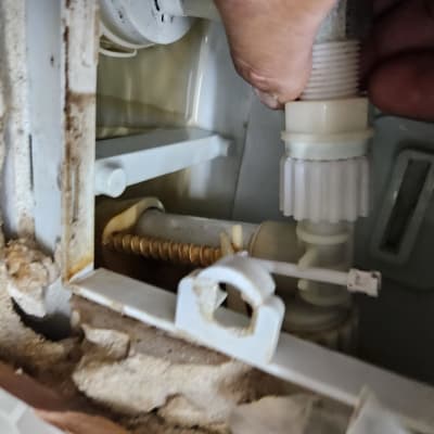 יד מחזיקה צינור פלסטיק במערכת אינסטלציה