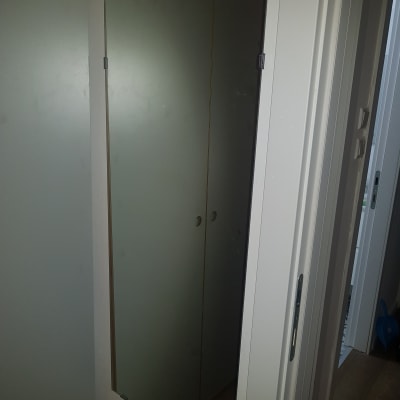 מראה מותקנת על דלת ארון עם צירים