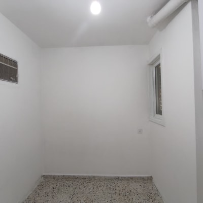 חדר ריק עם קירות צבועים ולבן