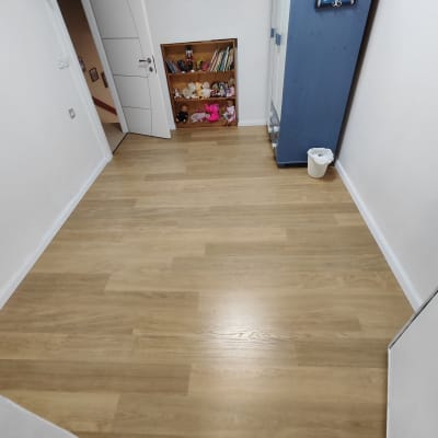 רצפת פרקט עץ בהירה בחדר פנימי