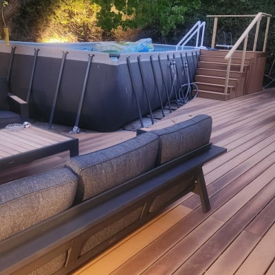 בריכת עץ מוגבהת עם מדרגות ודק עץ מסביב