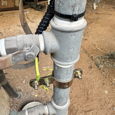 צינור מתכת עם חיבורים חשמליים ואדמה