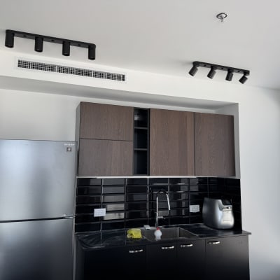 מטבח עם ארונות, מקרר ותאורה מותקנת