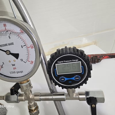 מד לחץ דיגיטלי ומד לחץ מכני על רקע קיר לבן