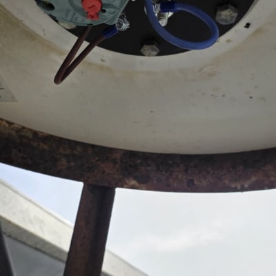 חלק ממערכת חימום סולארית עם חיבורים חשמליים.