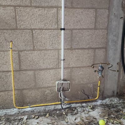 צנרת גז מותקנת על קיר חיצוני עם שסתום