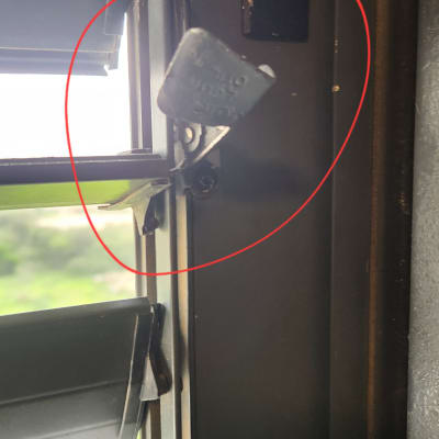 מנגנון תריס עם חלקי מתכת וברגים