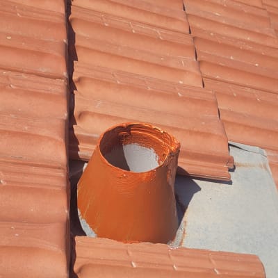 ארובה כתומה על גג רעפים אדומים