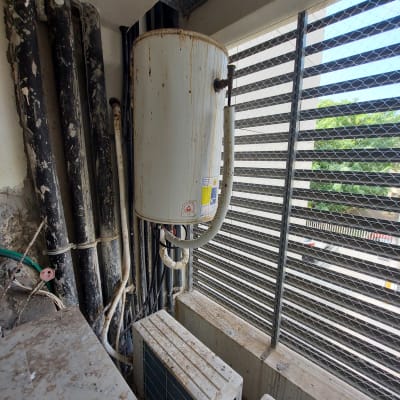 יחידת מזגן ומיכל מים עם צינורות וחוטים