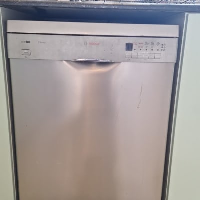 מדיח כלים בוש במטבח עם כלים על המדף