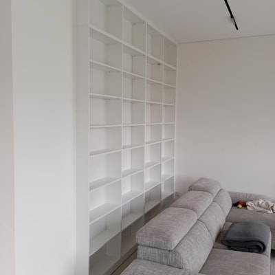 מדפי עץ לבנים מותקנים על קיר לבן