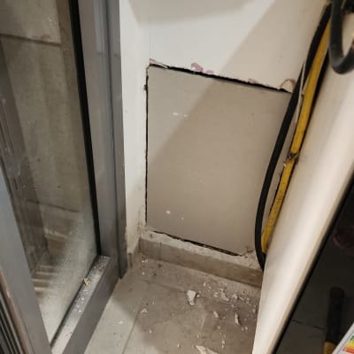 סכין יפנית על רצפה ליד קיר עם חור