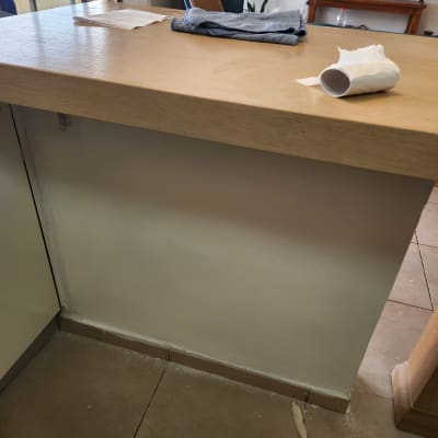 שולחן עץ עם מטלית ונייר מגולגל