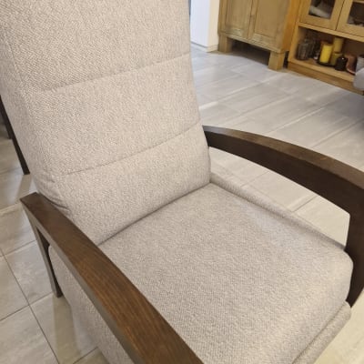 כיסא מרופד עם ידיות עץ בחדר מגורים